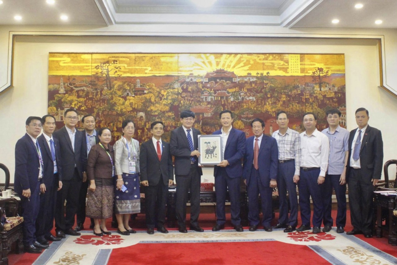 Lao delegation exchanges educational experience in Vietnamese northern province